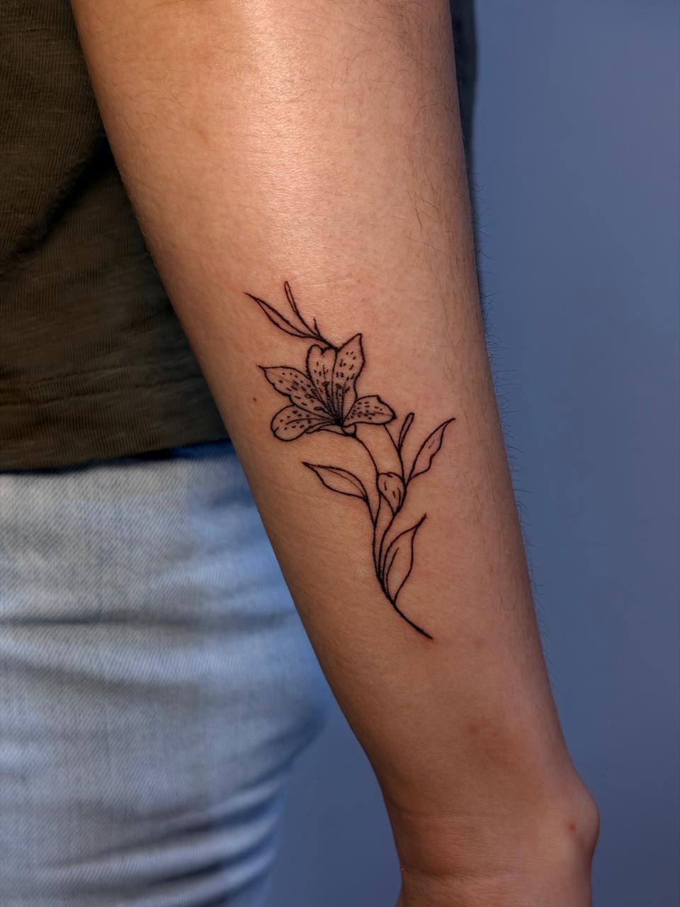 Tatuaje flor lirio brazo — Top Level Studio