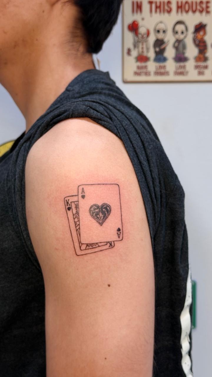 Tatuaje cartas naipes hombro — Top Level Studio