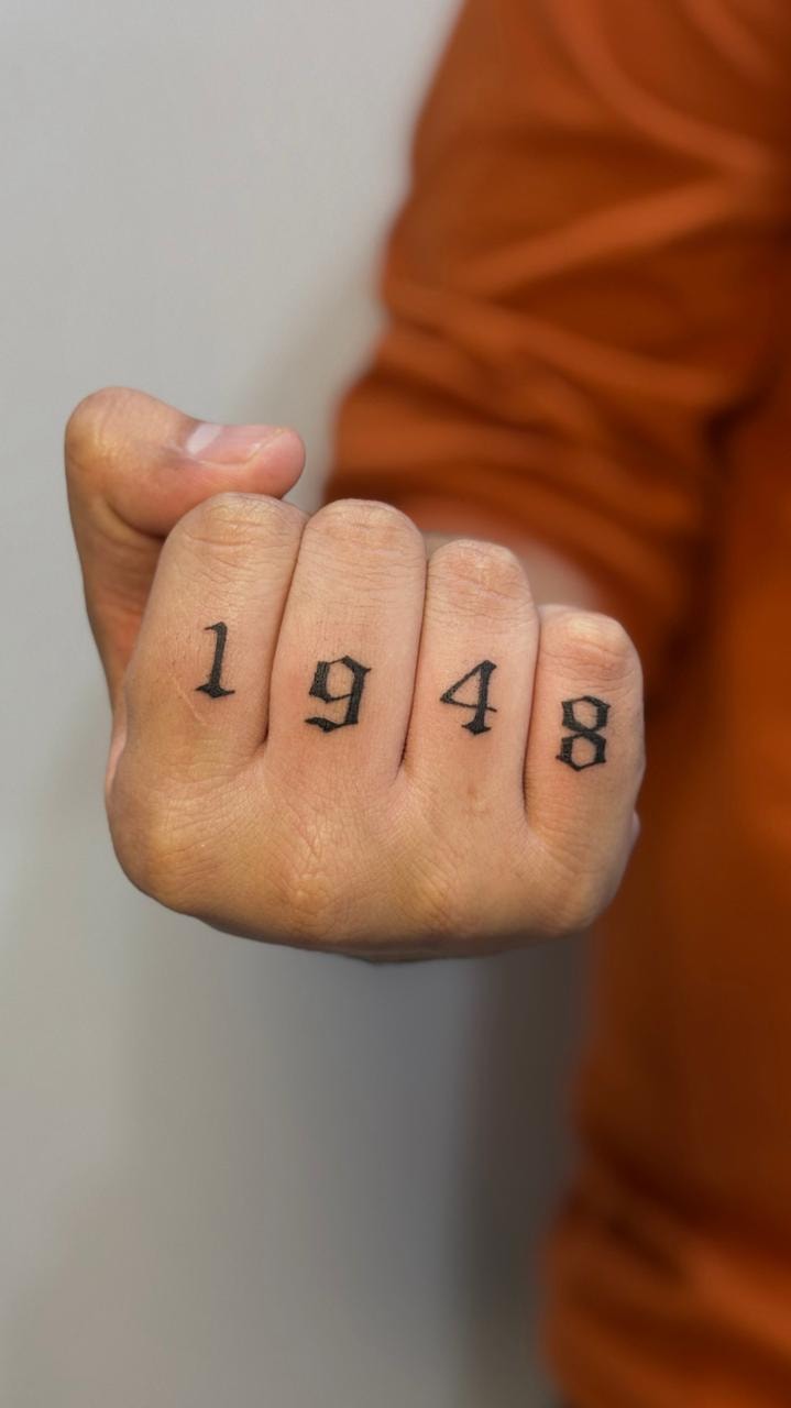 Tatuaje números 1948 dedos — Top Level Studio