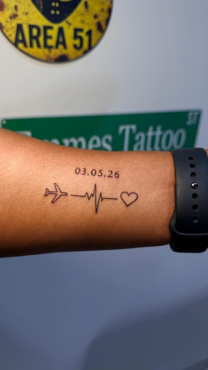 Tatuaje fecha avión latido corazón muñeca — Top Level Studio