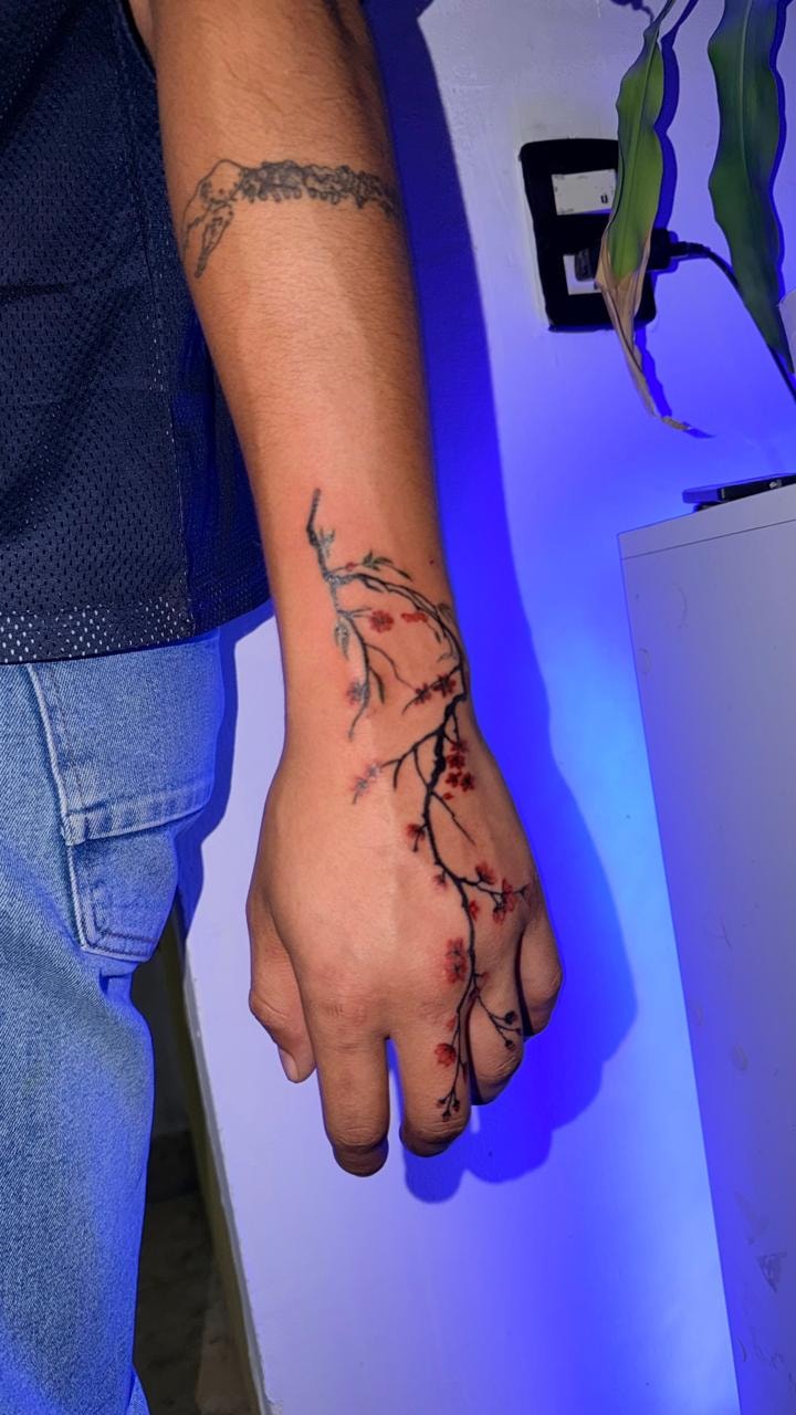 Tatuaje ramas flores brazo — Top Level Studio