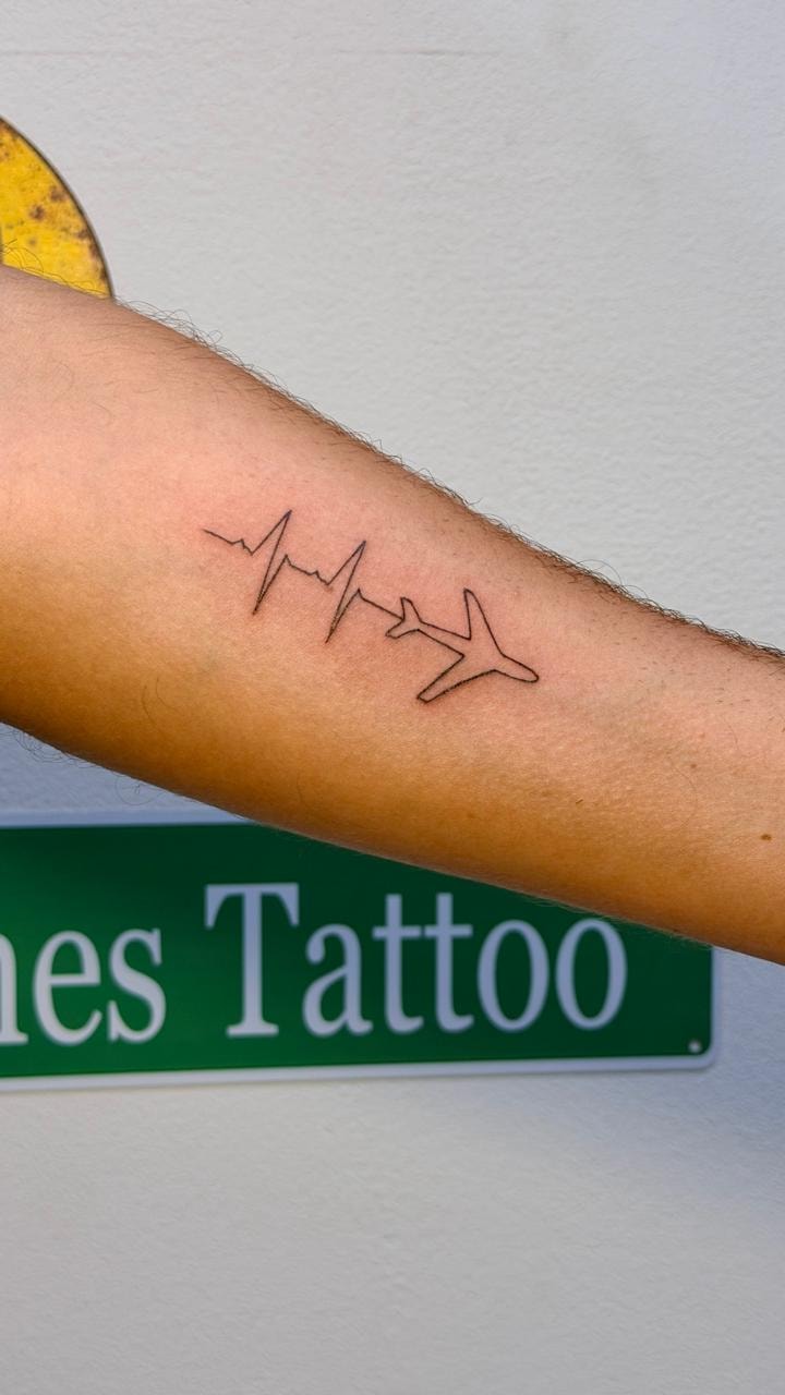 Tatuaje avión latido corazón — Top Level Studio