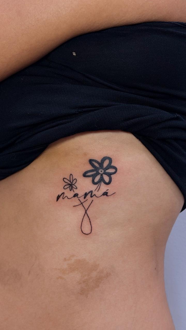 Tatuaje mamá flores costillas — Top Level Studio